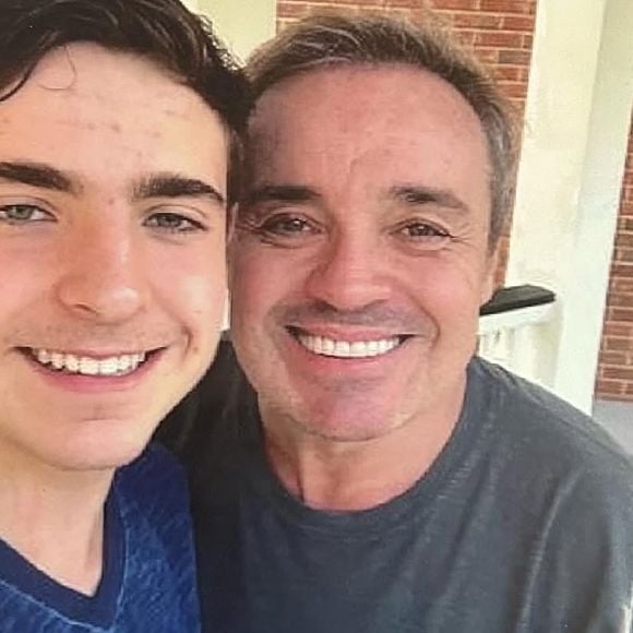 João Augusto Liberato ao lado do pai, Gugu.