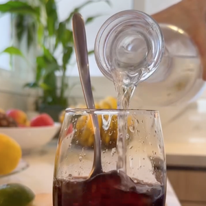 Gisele Bündchen completa a mistura com água gelada