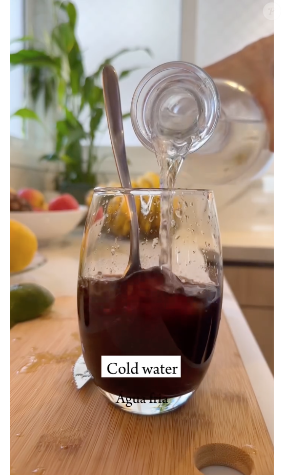 Gisele Bündchen completa a mistura com água gelada