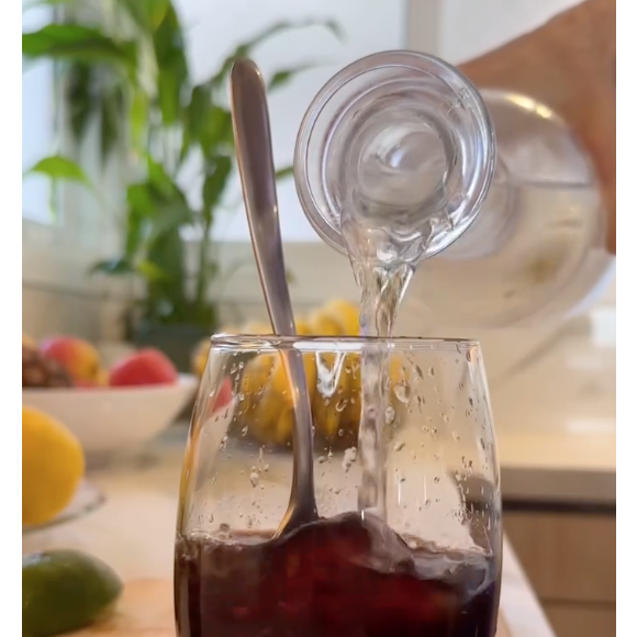 Gisele Bündchen completa a mistura com água gelada