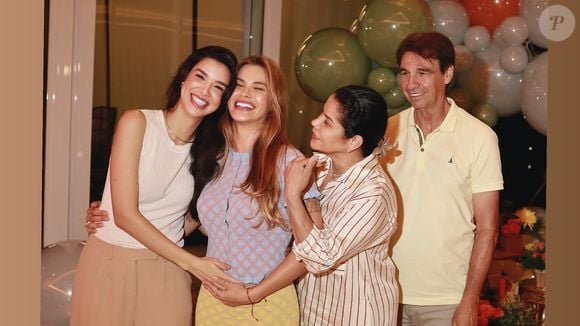 Em uma das fotos publicadas no story, Andressa Suita está ao lado da família, com a mão na barriga.