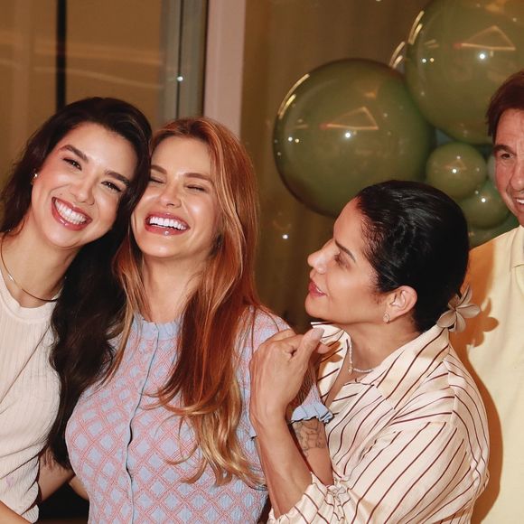 Em uma das fotos publicadas no story, Andressa Suita está ao lado da família, com a mão na barriga.