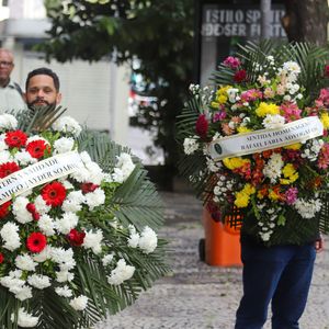 Preta Gil: diversas coroas de flores chegam para homenagear a cantora, em velório, nesta sexta-feira (25), no Theatro Municipal do Rio de Janeiro.