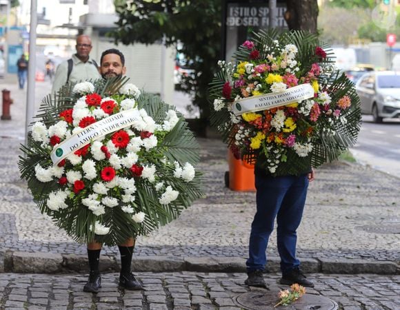 Preta Gil: diversas coroas de flores chegam para homenagear a cantora, em velório, nesta sexta-feira (25), no Theatro Municipal do Rio de Janeiro.