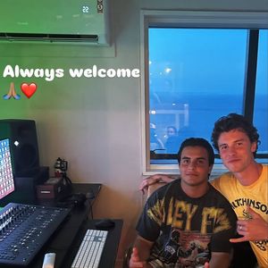 Shawn Mendes ficou hospedado na casa de Ivete Sangalo durante visita a Salvador e mostrou muita sintonia e intimidade com a cantora e o filho mais velho dela, Marcelo