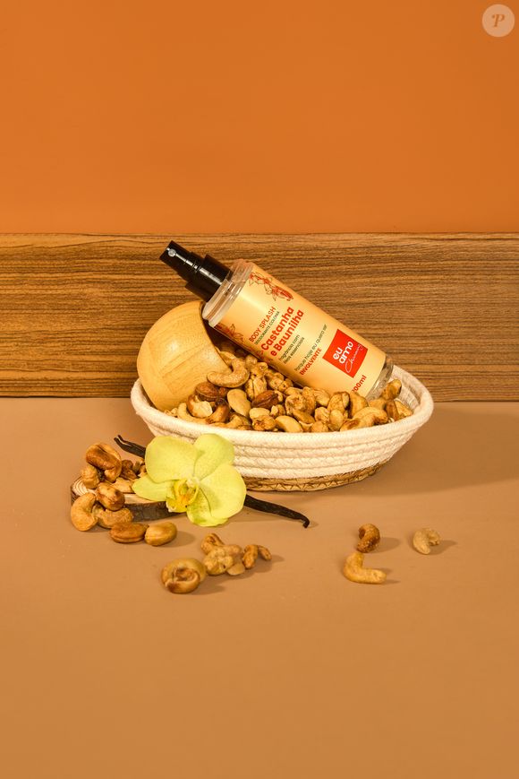 Body Splash Castanha e Baunilha (Eu Amo Charming) - 200ml | R$ 34,90 - Para quem busca aconchego o perfume entrega uma fragrância gourmand cremosa que envolve a pele como um verdadeiro 'doce abraço' na união da baunilha com a castanha e nuances de caramelo