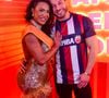 Gracyanne Barbosa, com um look semitransparente, posou ao lado do namorado no camarote