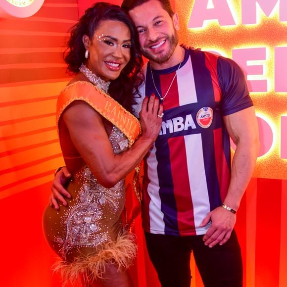 Gracyanne Barbosa, com um look semitransparente, posou ao lado do namorado no camarote