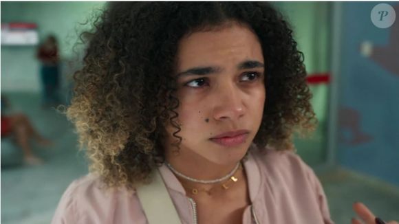 Joélly (Alana Cabral) sofrerá com a morte do pai, Jorginho, na novela 'Três Graças'