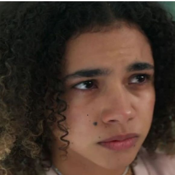 Joélly (Alana Cabral) sofrerá com a morte do pai, Jorginho, na novela 'Três Graças'