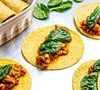 Receita de Michael Jackson: prato mexicano vegetariano com queijo derretido, molho de chile vermelho, guacamole e outros acompanhamentos