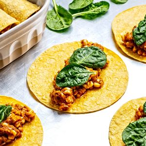 Receita de Michael Jackson: prato mexicano vegetariano com queijo derretido, molho de chile vermelho, guacamole e outros acompanhamentos