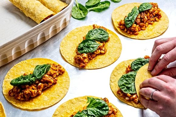 Receita de Michael Jackson: prato mexicano vegetariano com queijo derretido, molho de chile vermelho, guacamole e outros acompanhamentos