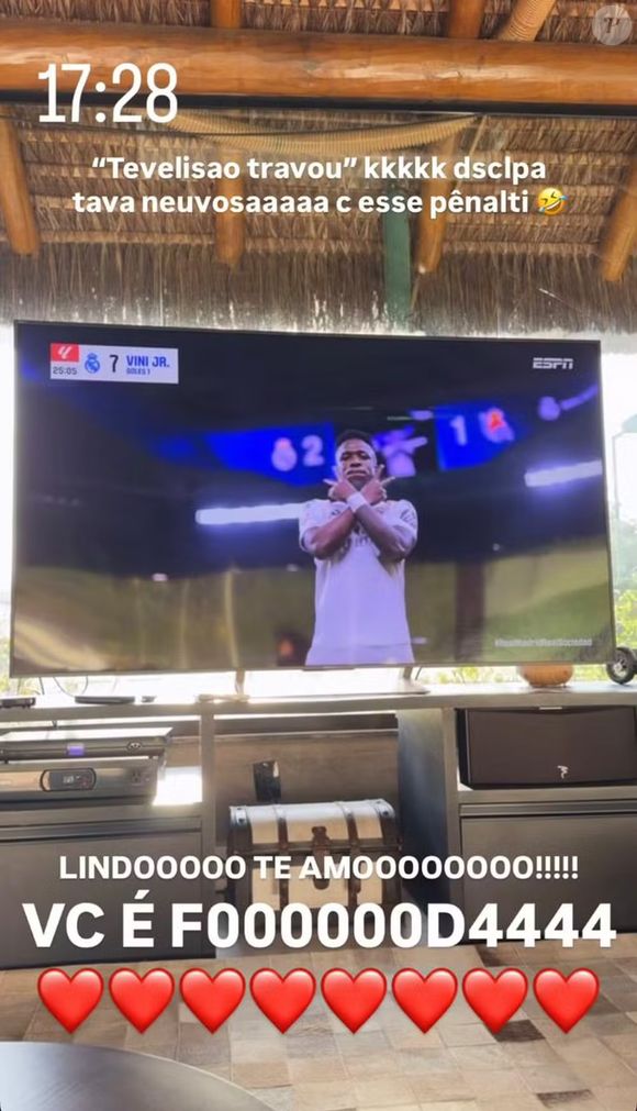 Assistindo ao jogo de casa, Virgínia Fonseca foi ao delírio com a homenagem: "Lindo, te amo! Você é fod4"