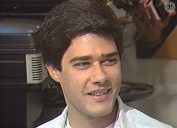 Assim era William Bonner em 1989, quando estava iniciando sua carreira de destaque na TV Globo