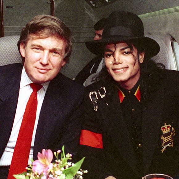 1990: Donald Trump participa, com Michael Jackson, em um evento beneficente para crianças com AIDS