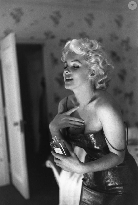 Marilyn Monroe foi encontrada morta em cima de sua cama. A posição oficial é que ela morreu vítima de uma overdose de sedativos