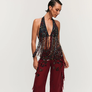 Para quem ficou curioso sobre peças nesse estilo, existe uma marca brasileira, Hisha, que aposta justamente nessa estética artesanal e cheia de personalidade