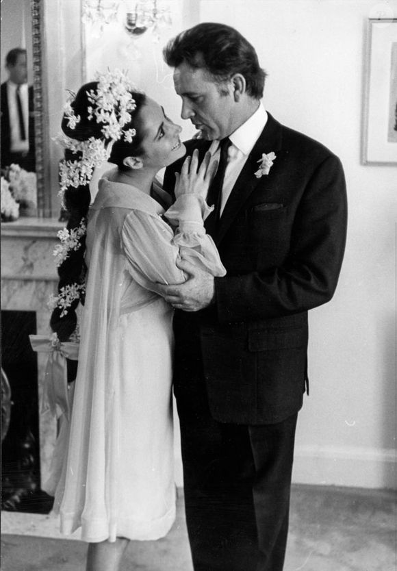 Ícones de Hollywood, Elizabeth Taylor e Richard Burton chegaram a se casar duas vezes após o enlace de 1964, mas ambas as relações terminaram em divórcio, consolidando uma história de amor tão intensa quanto turbulenta e teve seu vestido de noiva desenhado por Irene Sharaff
