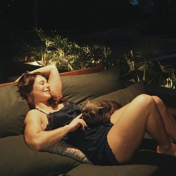 Paolla Oliveira mostrou momentos com seus pets em sua mansão no Rio de Janeiro