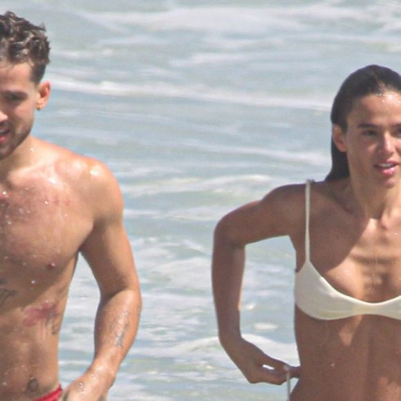 Bruna Marquezine faz sucesso na web com seu corpo definido, que é todo trabalhado na academia e dieta