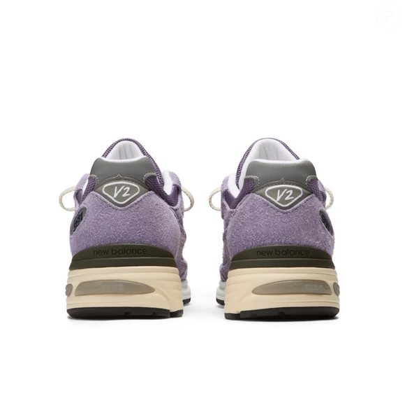 Os novos tênis New Balance na cor lilás são tão delicados que ofuscam as sandálias nos looks de verão