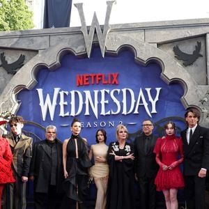 Tim Burton, Catherine Zeta-Jones e Luis Guzmán prestigiam o retorno da série fenômeno da Netflix