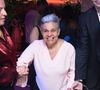 Longe da TV, Claudia Rodrigues foi amparada pela namorada, Adriane Bonato, ao chegar a evento de humor em 16 de março de 2026