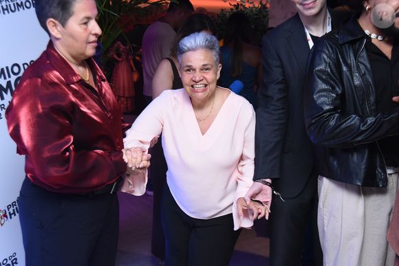 Longe da TV, Claudia Rodrigues foi amparada pela namorada, Adriane Bonato, ao chegar a evento de humor em 16 de março de 2026