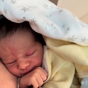 Amanda Araújo compartilhou a primeira foto do filho com Richarlison vestindo uma roupinha amarela