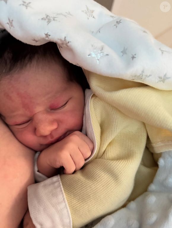 Amanda Araújo compartilhou a primeira foto do filho com Richarlison vestindo uma roupinha amarela