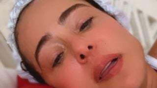 'Estou horrível, precisam se cuidar!': Ex-atriz da Globo, Cássia Linhares desabafa sobre doença preocupante após surgir abatida e ofegante na cama