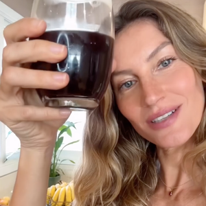 Chá gelado de sabugueiro de Gisele Bündchen leva gengibre, uma das especiarias mais benéficas para a saúde