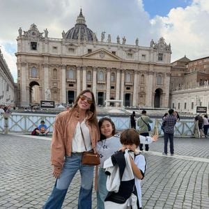 Patricia Abravanel compartilhou momentos da viagem à Itália ao lado dos filhos e da mãe, Iris Abravanel. De acordo com o Alô Alô Bahia, a apresentadora publicou a frase “Ainda bem que a gente tem a gente!” ao falar sobre a importância de estar perto da família