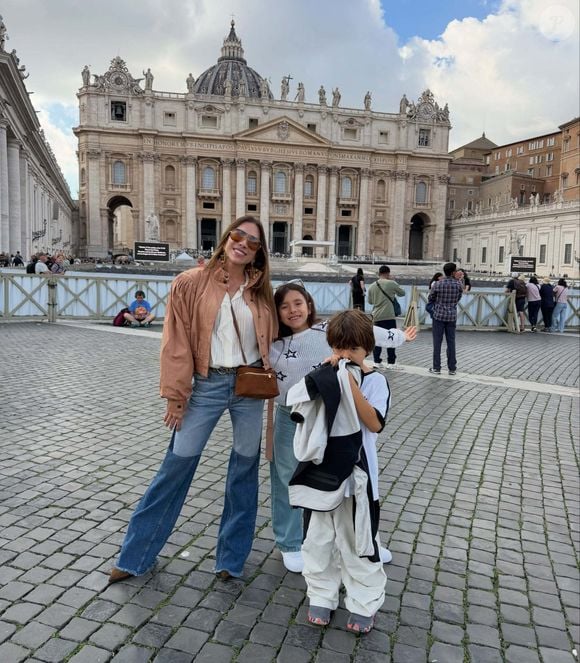 Patricia Abravanel compartilhou momentos da viagem à Itália ao lado dos filhos e da mãe, Iris Abravanel. De acordo com o Alô Alô Bahia, a apresentadora publicou a frase “Ainda bem que a gente tem a gente!” ao falar sobre a importância de estar perto da família