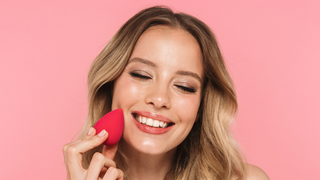 Como limpar esponja de maquiagem? Este truque é perfeito para deixá-la higienizada e brilhando na hora de fazer sua make para o Carnaval!