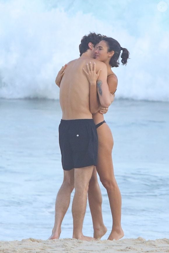 Bruna Marquezine aproveita praia deliciosa ao lado de Shawn Mendes