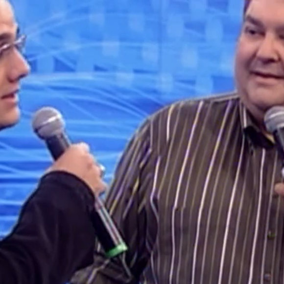 Emocionado no palco de Faustão, Wagner Moura definiu Sandra Delgado como "o amor da minha vida" e destacou a importância da companheira em sua trajetória