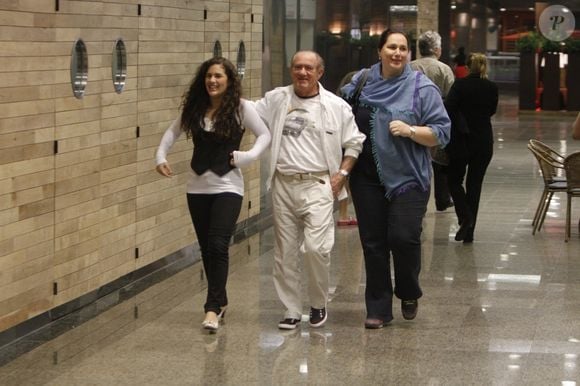 Renato Aragão e Lílian Aragão são pais de Lívian Aragão, nascida em 1999 - na foto, família durante passeio por shopping em 2011