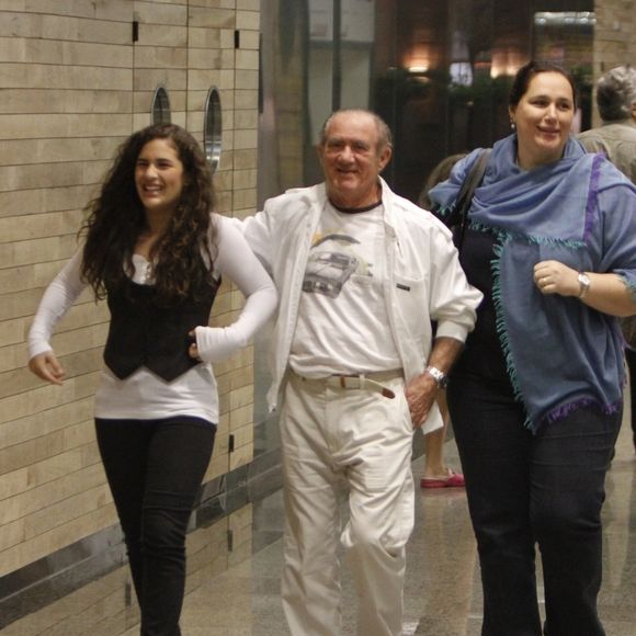 Renato Aragão e Lílian Aragão são pais de Lívian Aragão, nascida em 1999 - na foto, família durante passeio por shopping em 2011