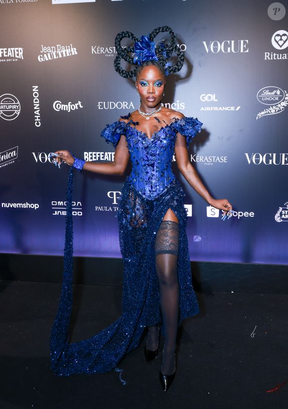 Baile da Vogue 2026: Clara Moneke também uniu o corset com a saia transparente para compor seu look extravagante