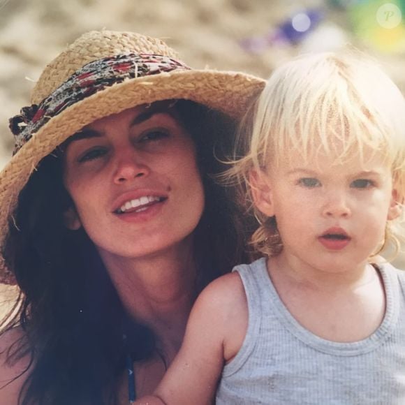 Foto mostra filho de Cindy Crawford, Presley Gerber na infância