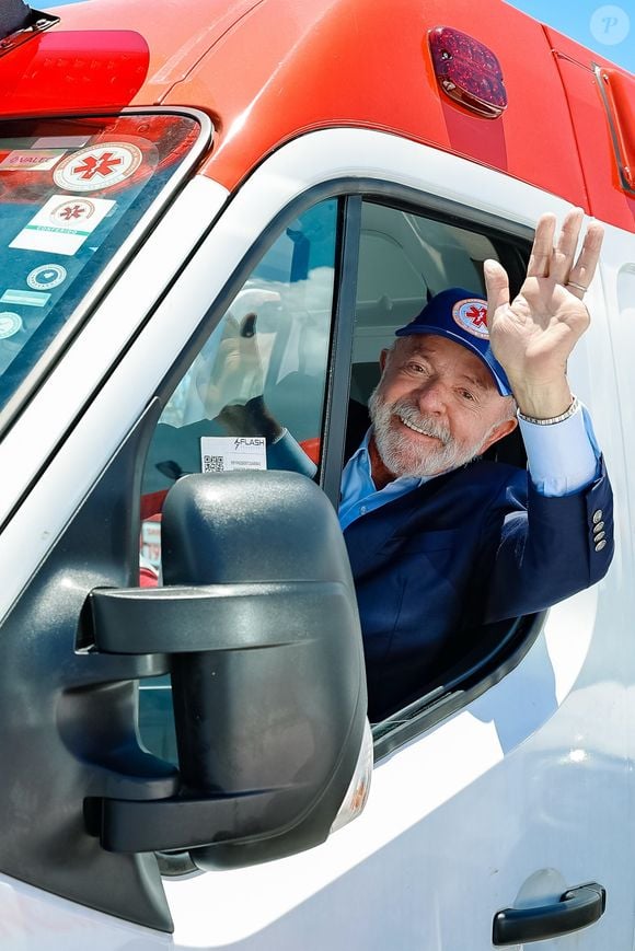 Quem vai interpretar o Lula na Acadêmicos de Niterói? Ainda segundo a Veja, um artista da TV Globo aceitou o convite. A escola deve anunciar o nome nos próximos dias