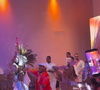 Patrícia Poeta samba com passistas de escola de samba durante a festa de 50 anos, realizada em São Paulo, com roda de samba e feijoada
