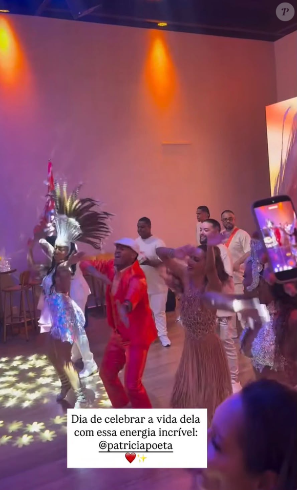 Patrícia Poeta samba com passistas de escola de samba durante a festa de 50 anos, realizada em São Paulo, com roda de samba e feijoada