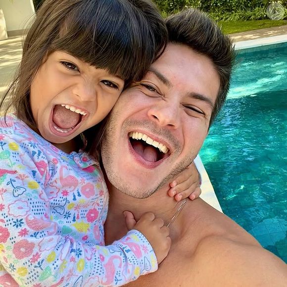 Sophia, filha de Maíra Cardi e Arthur Aguiar, tem 6 anos