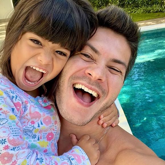 Sophia, filha de Maíra Cardi e Arthur Aguiar, tem 6 anos