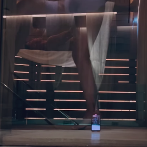 Georgina Rodríguez e Cristiano Ronaldo se dedicam à ioga em uma sauna