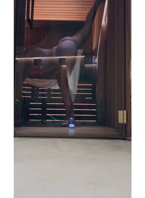 Georgina Rodríguez e Cristiano Ronaldo se dedicam à ioga em uma sauna