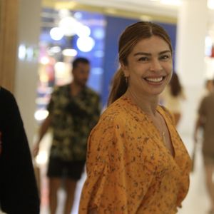 Grazi Massafera e a filha foram flagradas por um paparazzo em um shopping no bairro do Leblon, na Zona Sul do Rio de Janeiro